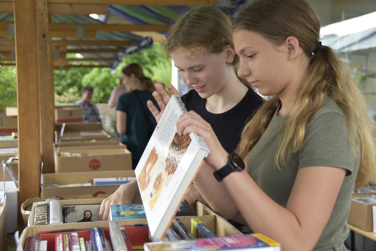 Jugendliche stöbern in den Bücherkisten©Marktgemeinde Rankweil