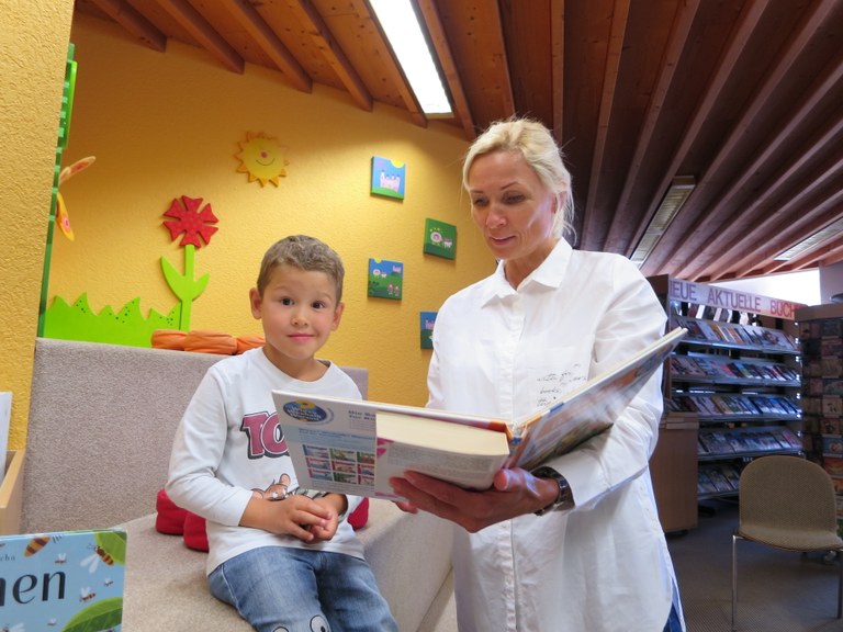 Olga liest aus "Das kleine ICH bin ICH"©Bibliothek Rankweil