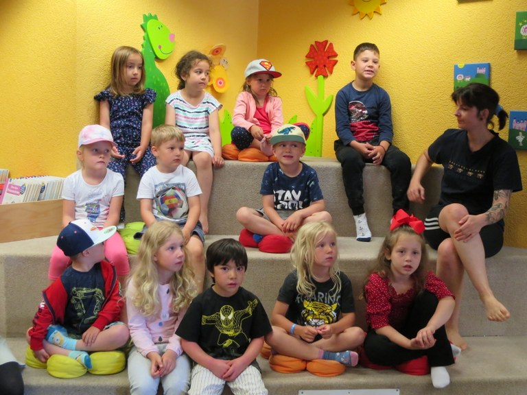 Kinder aus dem Kindergarten Brederis zu Besuch in der Bibliothek Rankweil