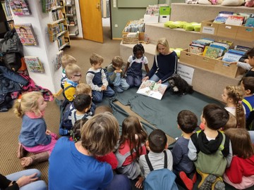Kindergartenkinder aus dem Kinder- und Familientreff Rankweil besuchen die Bibliothek