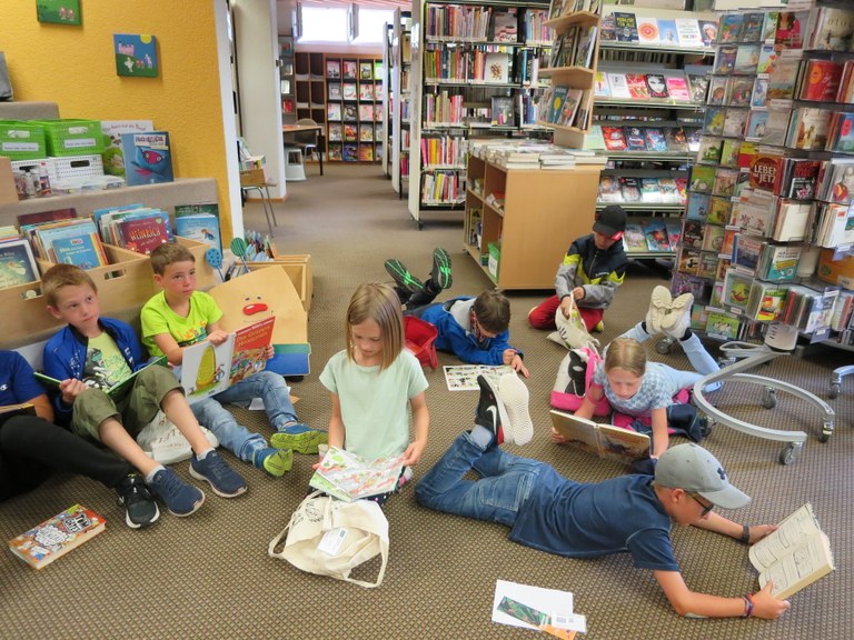 Kinder der Volksschulel Markt beim Lesen