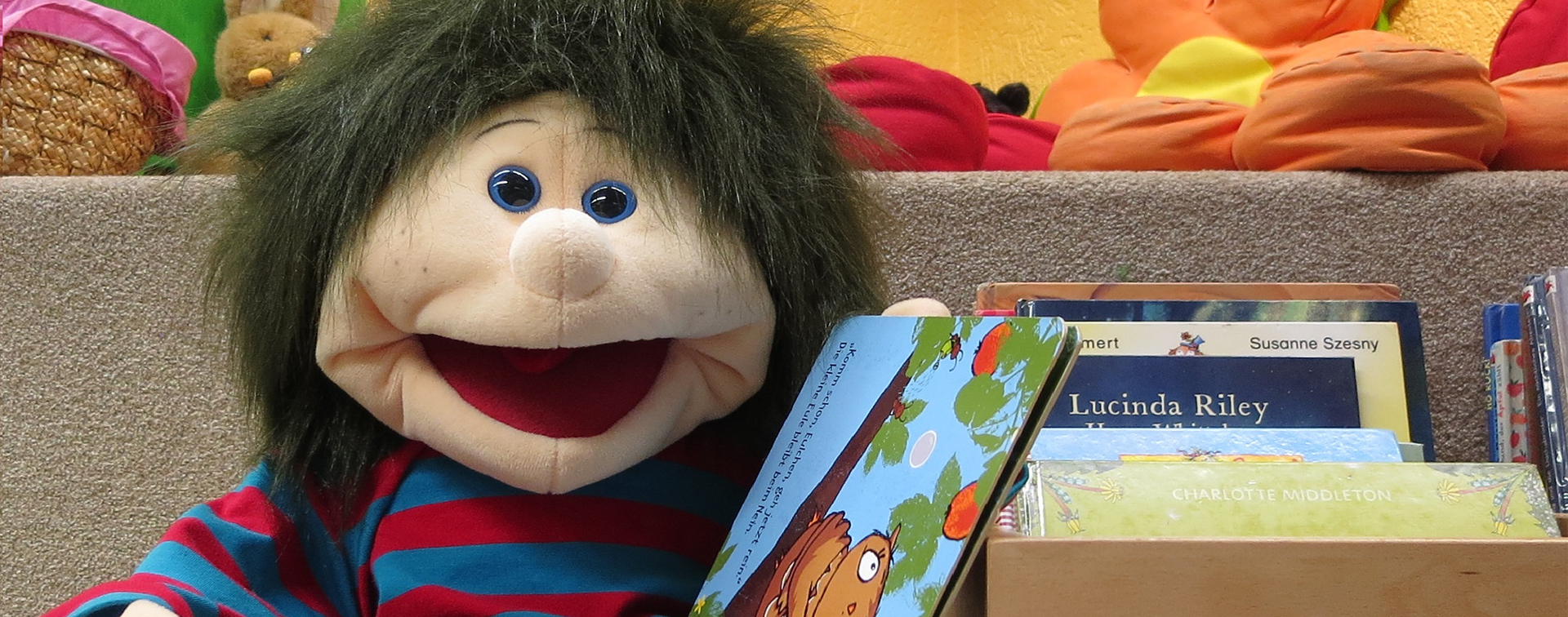 Handpuppe Max stöbert viel in unseren Kisten mit den Kinderbüchern und liebt die vielen spanenden Geschichten und Abenteuer.
