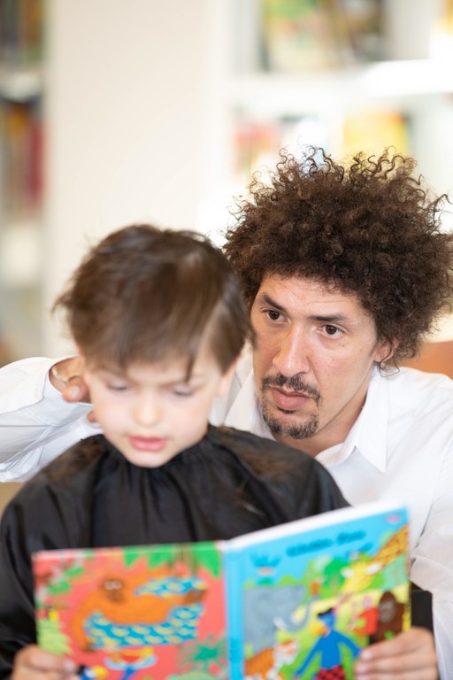 Danny Beuerbach schneidet die Haare eines Kindes